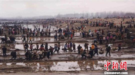 1998年，宿迁黄河故道进行大规模疏浚。宿城区水利局 供图